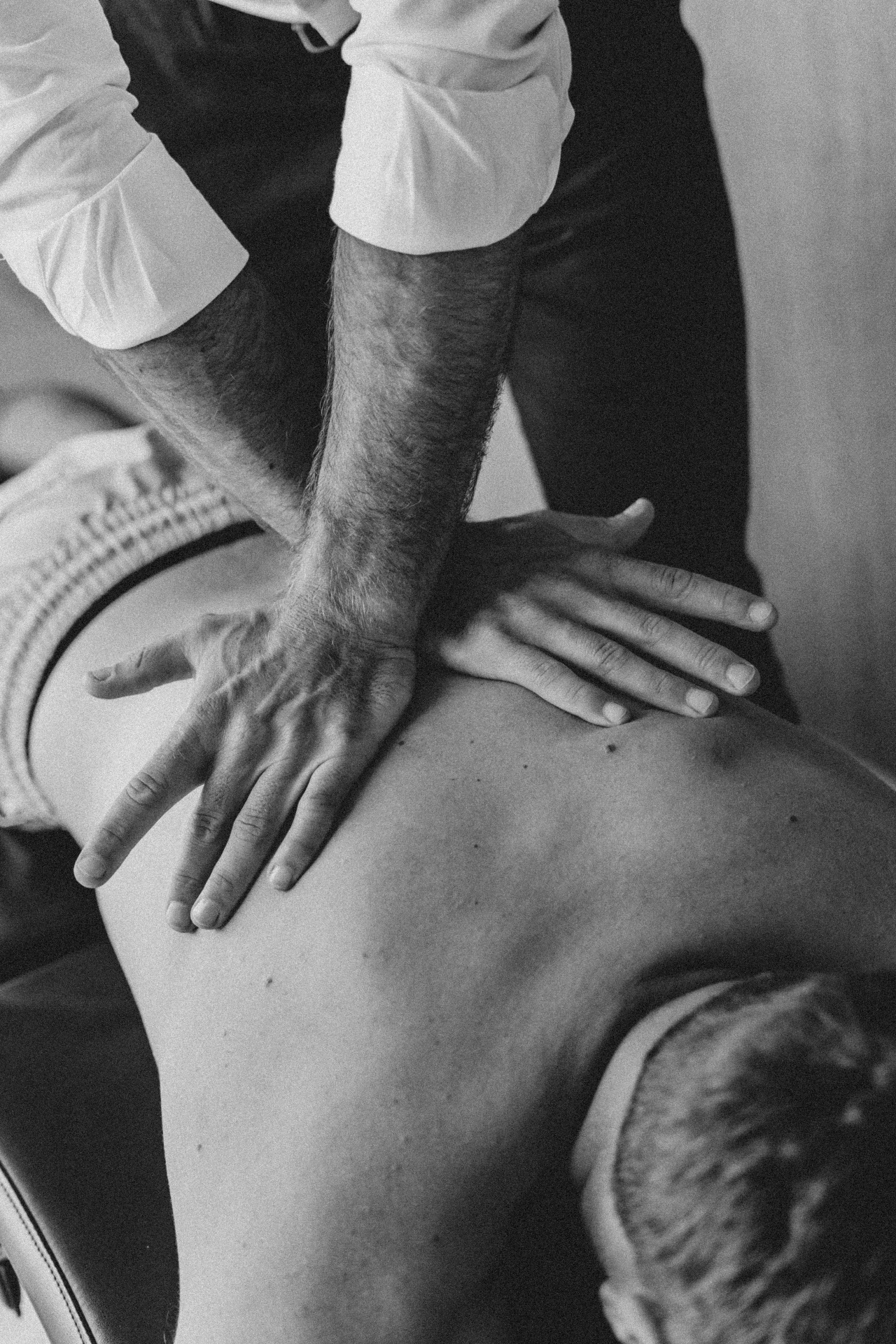 Chiropractische behandeling van de rug in zwart-wit