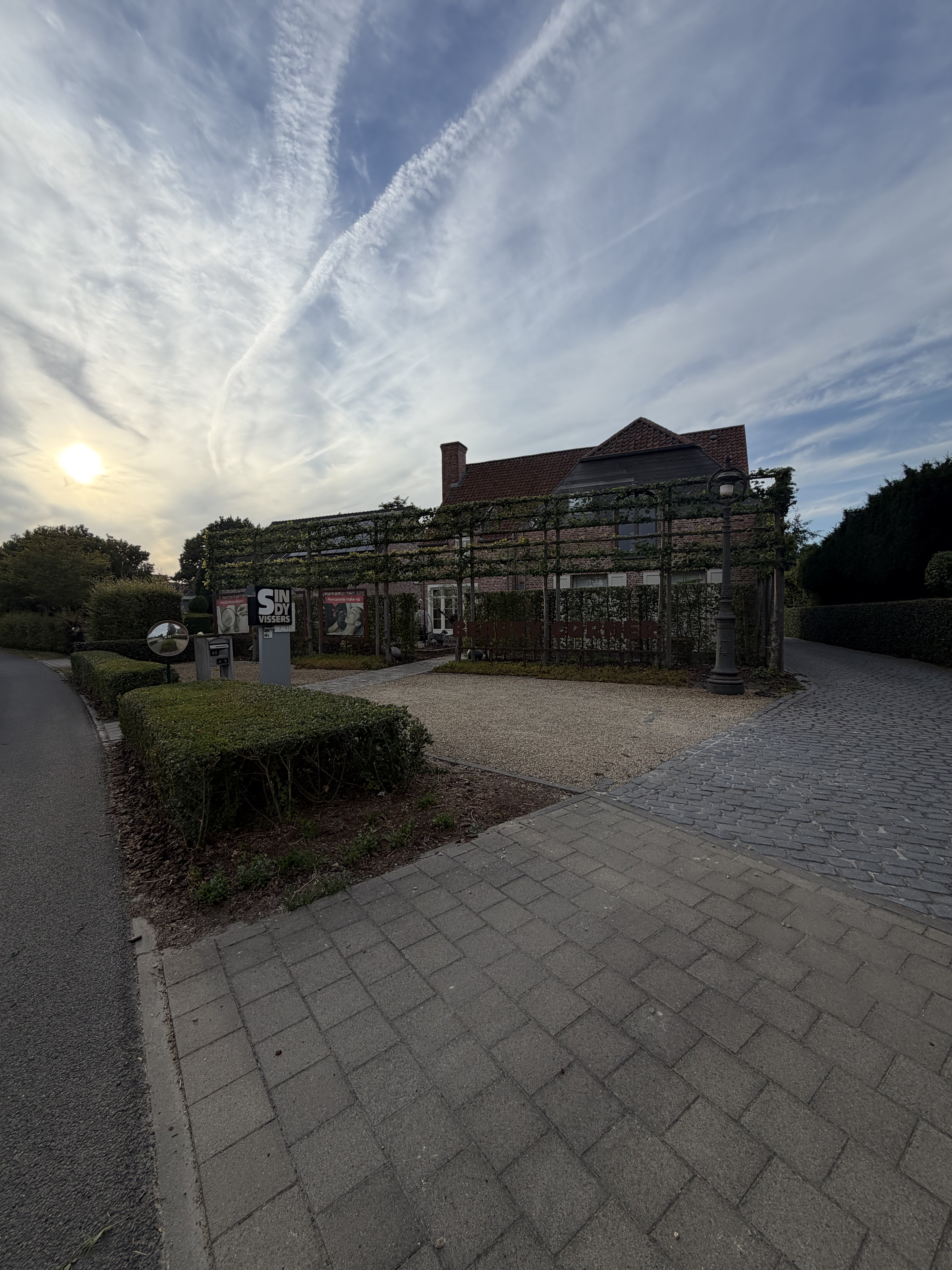 Ingang van Chiropraxie Lagrou — Beauty Corner Sindy Visser, Doorslaardam 40B, Lokeren