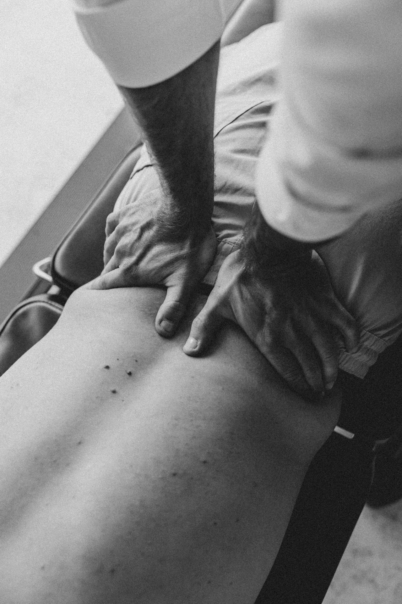 Chiropractische behandeling van de rug in zwart-wit